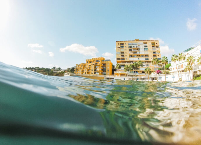 Résidence en bord de mer à Nice Ouest, quartier Fabron, symbole de l’immobilier à Nice Ouest haut de gamme dans l’ouest niçois en 2026.