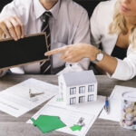 Conseiller immobilier présentant des biens à Saint-Martin – meilleure agence immobilière à Saint-Martin