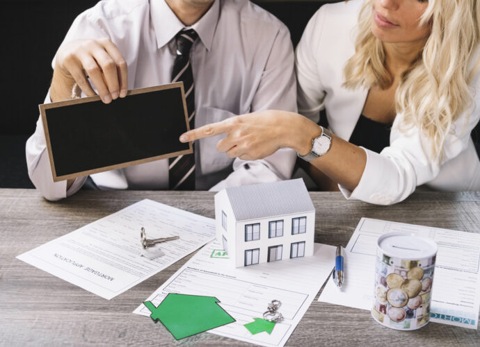 Conseiller immobilier présentant des biens à Saint-Martin – meilleure agence immobilière à Saint-Martin