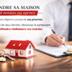 Vendre sa maison par notaire ou agence : signature d’un acte immobilier avec maison miniature, clés et tampon de notaire