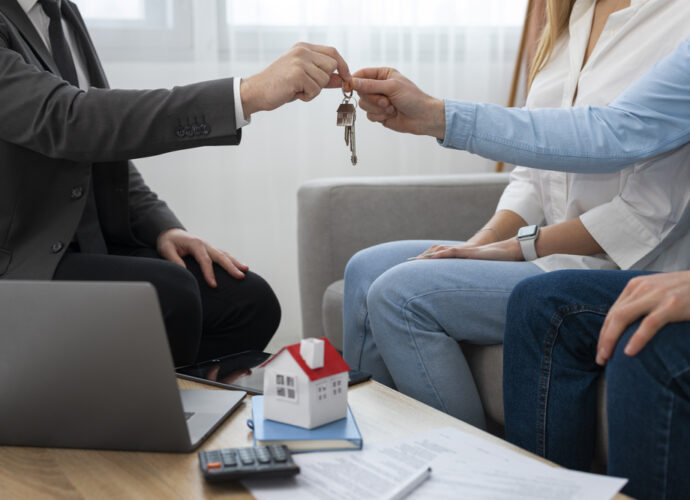 acheter un appartement à Rouen – remise des clés par un agent immobilier
