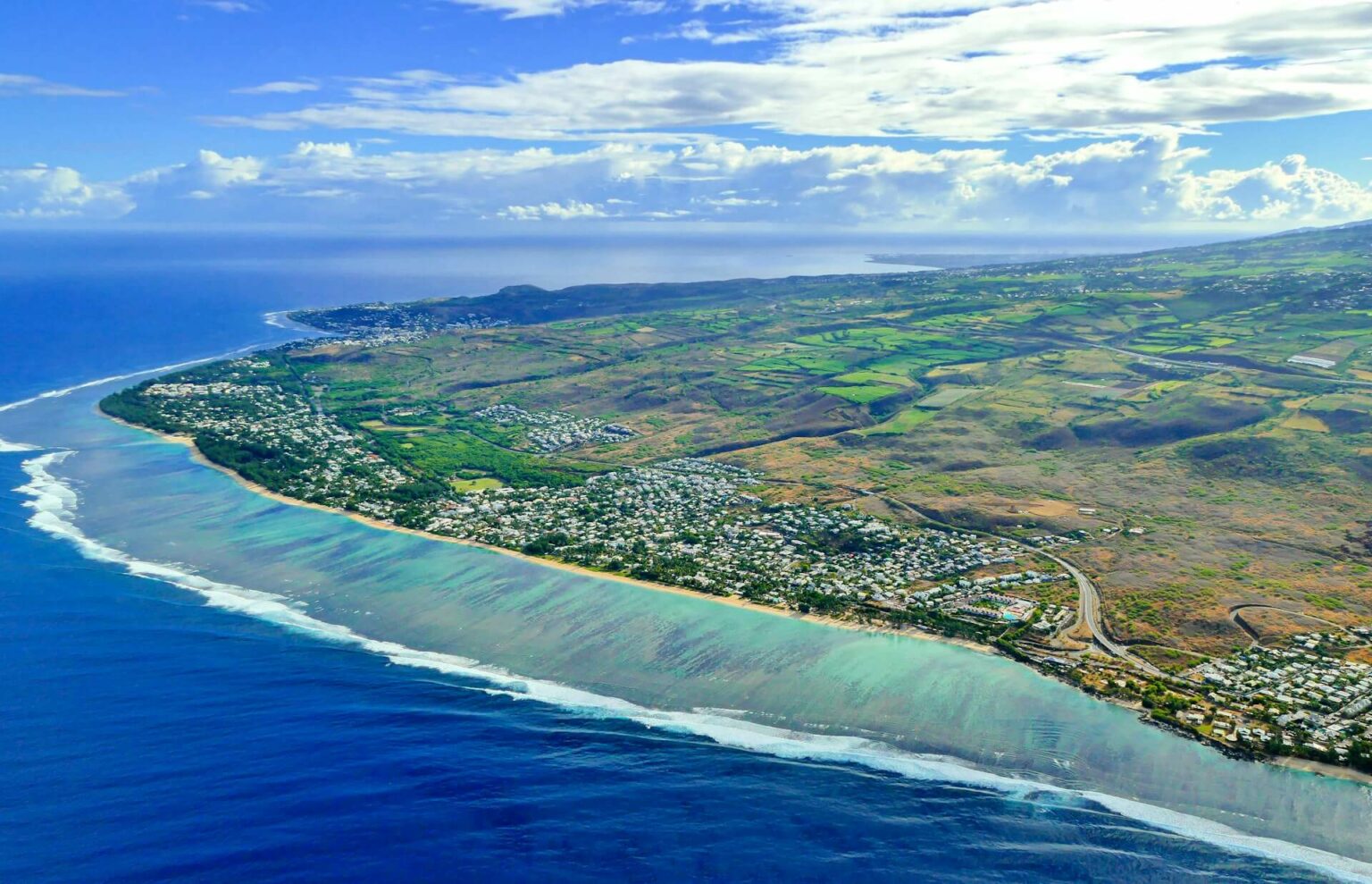 Vue aérienne du littoral de La Réunion, cadre naturel attractif pour annonces immobilières à La Réunion.