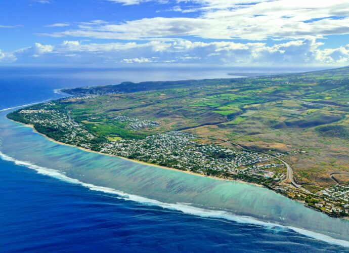 Vue aérienne du littoral de La Réunion, cadre naturel attractif pour annonces immobilières à La Réunion.