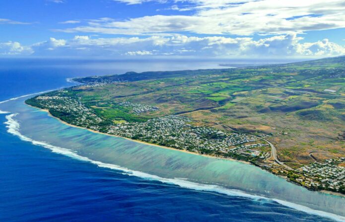 Vue aérienne du littoral de La Réunion, cadre naturel attractif pour annonces immobilières à La Réunion.