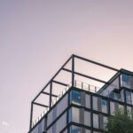 Façade d’un immeuble moderne au coucher du soleil.