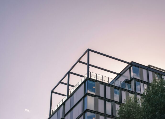 Façade d’un immeuble moderne au coucher du soleil.