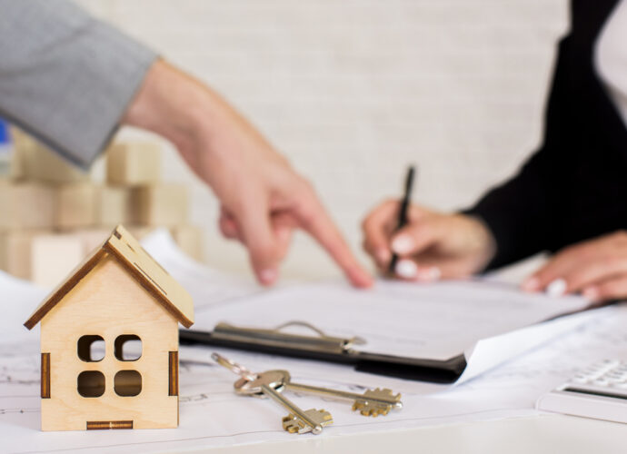 Signature de contrat pour une gestion locative à Nantes avec remise de clés