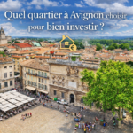 Investir à Avignon : vue panoramique du centre historique avec toits provençaux et place animée