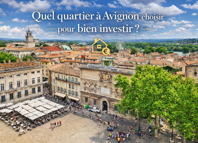 Investir à Avignon : vue panoramique du centre historique avec toits provençaux et place animée