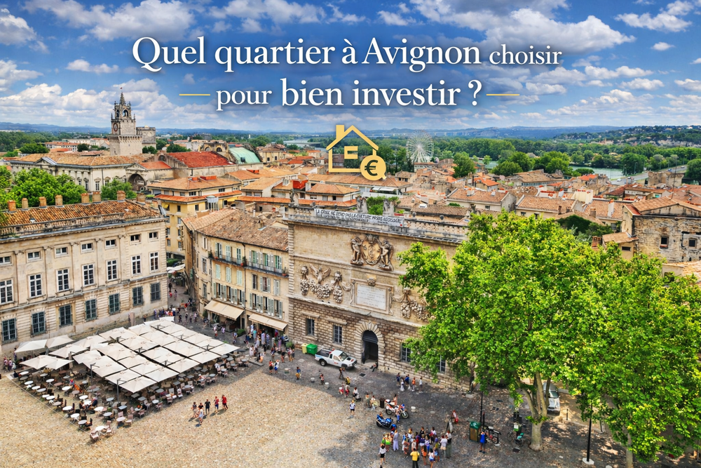 Investir à Avignon : vue panoramique du centre historique avec toits provençaux et place animée