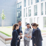 Équipe professionnelle de la meilleure agence immobilière à Niort en réunion de travail