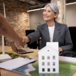 Agent immobilier en rendez-vous dans une agence immobilière à Toulouse, concluant un accord avec un client