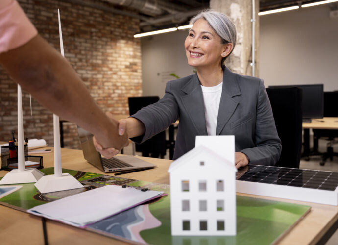 Agent immobilier en rendez-vous dans une agence immobilière à Toulouse, concluant un accord avec un client