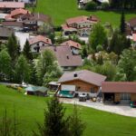 Vue de maisons à la campagne près de Besançon, représentative des biens proposés par la meilleure agence immobilière à Besançon