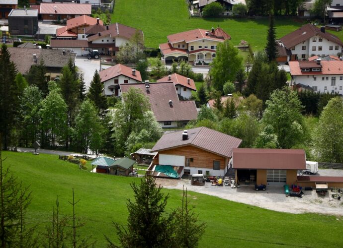 Vue de maisons à la campagne près de Besançon, représentative des biens proposés par la meilleure agence immobilière à Besançon