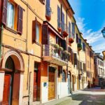 Façades colorées dans une rue typique, proche des meilleures agences immobilières à Toulouse
