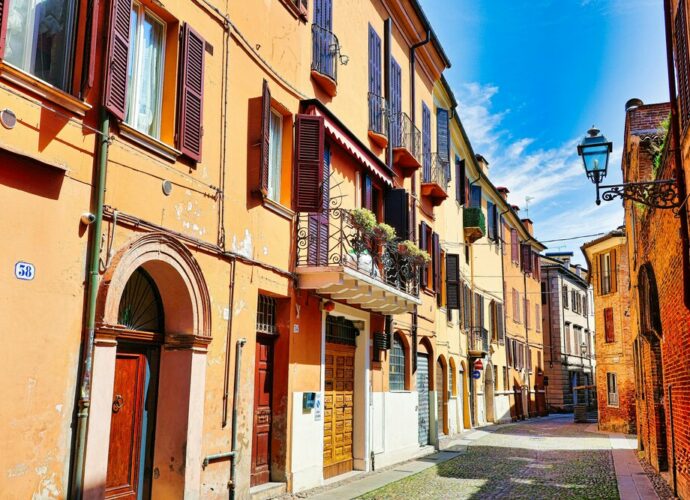 Façades colorées dans une rue typique, proche des meilleures agences immobilières à Toulouse