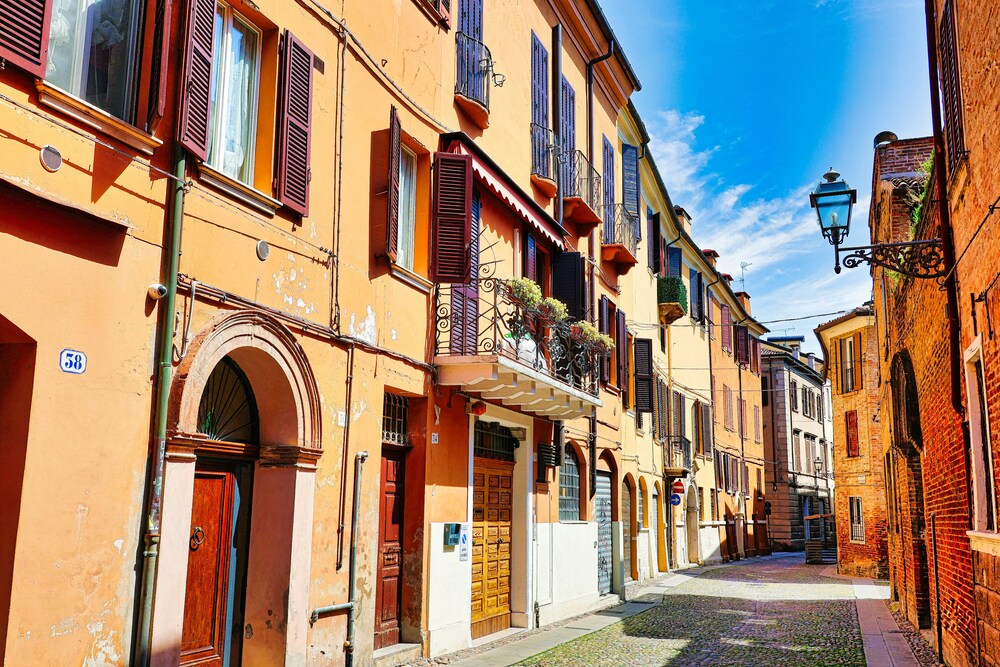 Façades colorées dans une rue typique, proche des meilleures agences immobilières à Toulouse