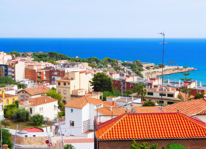 Vue panoramique du quartier Riquier Nice avec les toits colorés et la mer Méditerranée en arrière-plan